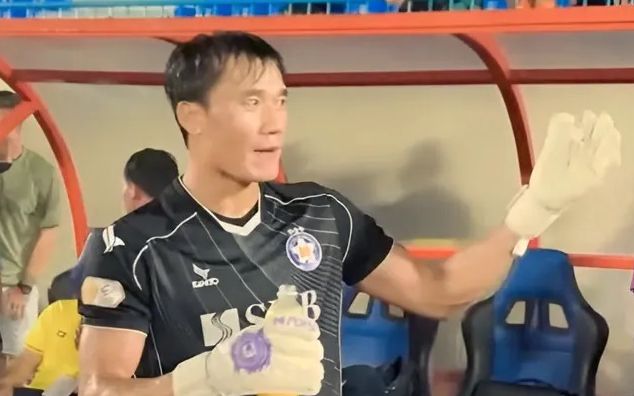 Vui quá, thủ môn Bùi Tiến Dũng lỡ lời 'chê' các tiền đạo