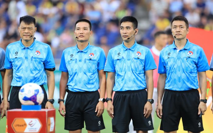 Trọng tài quên luật: Căn bệnh của bóng đá Việt Nam