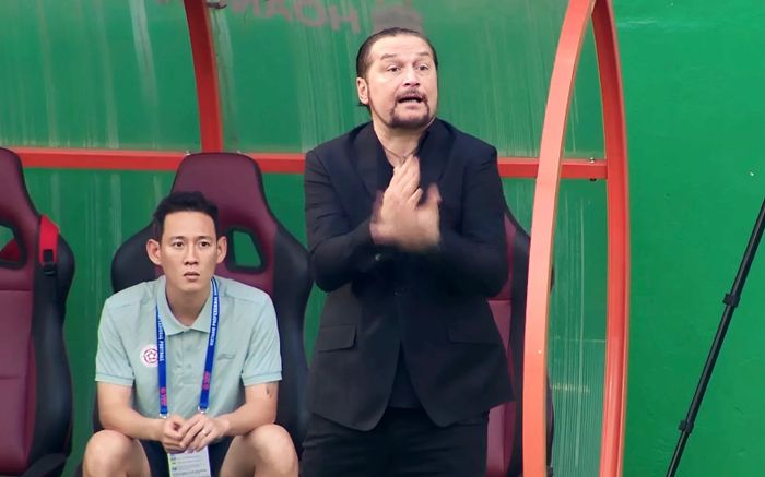 Popov 'cúi đầu' trước HLV Vũ Tiến Thành