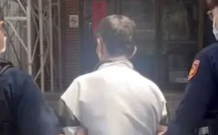 Đưa một tờ giấy cho nhân viên ngân hàng, người đàn ông lập tức bị bắt giữ