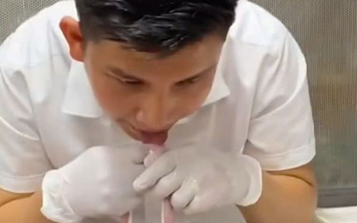 Xôn xao hình ảnh Thế Lòng Se Điếu trực tiếp nếm lòng sống để kiểm tra chất lượng