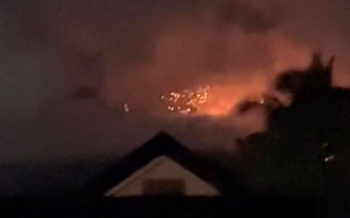 Núi lửa Philippines phun trào lúc nửa đêm, đe dọa tính mạng người dân