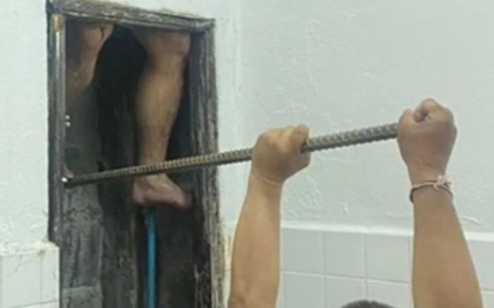 Tên trộm bị mắc kẹt sau khi chạy trốn, phải nhờ cảnh sát đến giải cứu