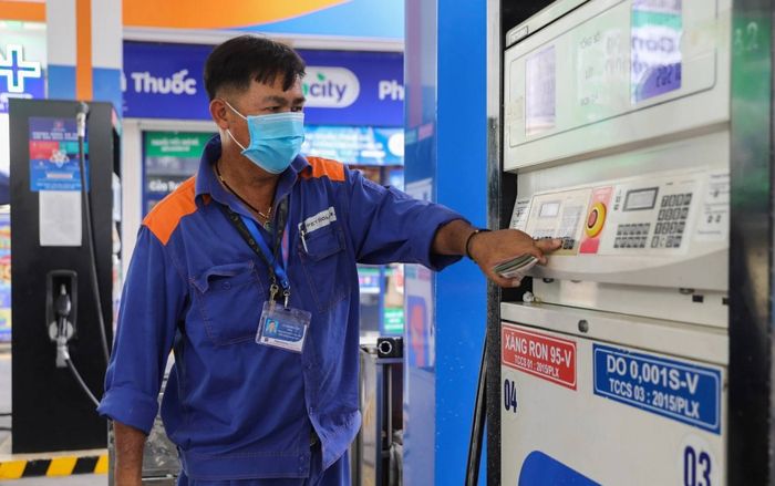 Giá xăng dầu hôm nay 14/5: Tiếp tục tăng mạnh