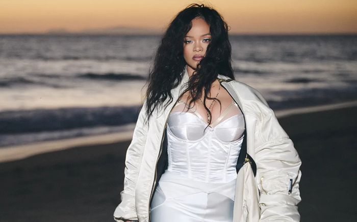 Rihanna trở lại với âm nhạc sau 3 năm