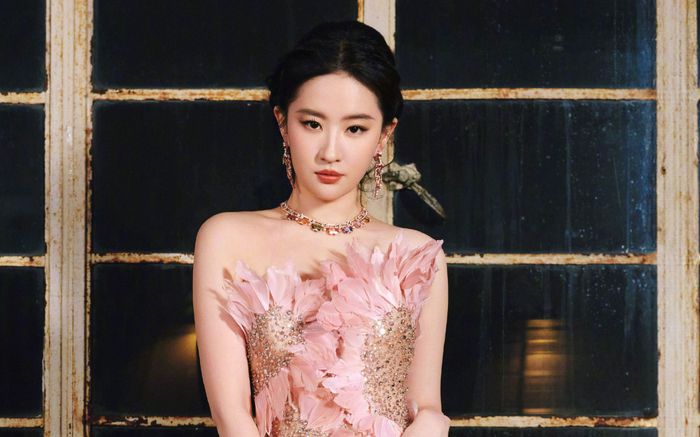 Vóc dáng quá bốc lửa, Cnet nghi Lưu Diệc Phi 'dao kéo'