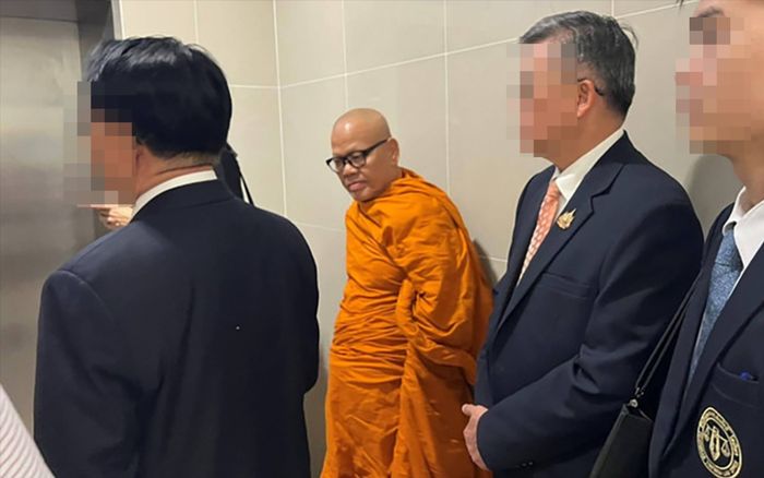 Sư trụ trì ăn chặn hơn 200 tỷ đồng tiền công đức để đánh bạc