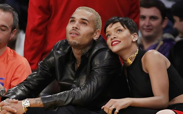 Nam ca sĩ từng hành hung Rihanna bị bắt giữ