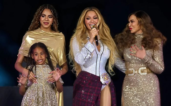 Con gái Beyoncé xử lý cực đỉnh sự cố trên sân khấu, xứng danh 'con nhà nòi' thực thụ!