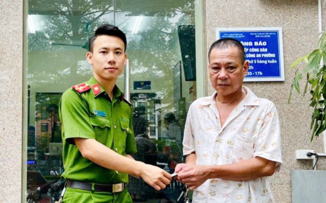 Chiếc ví có nhiều đồ quan trọng bị đánh rơi và hành động ấm áp của người đàn ông