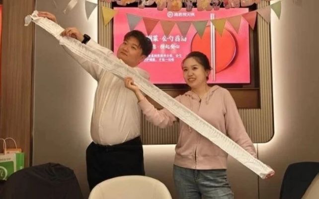 Cặp đôi tổ chức đám cưới ở nhà hàng lẩu, khoe hóa đơn dài 2 mét khiến ai cũng choáng