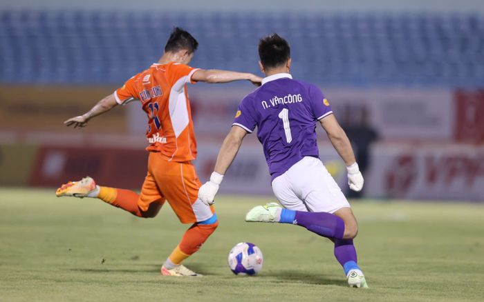 Bàn thắng khó tin cho đội thủ môn Bùi Tiến Dũng
