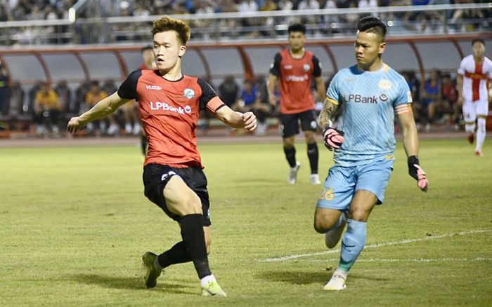 Tiền đạo HAGL đưa đội của Văn Lâm lên V.League