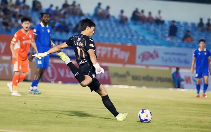 Kịch tính chiến thắng từ đội thủ môn Bùi Tiến Dũng và SLNA