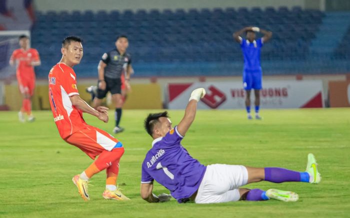 CĐV Quảng Nam phản ứng dữ dội sau trận thua đội thủ môn Bùi Tiến Dũng