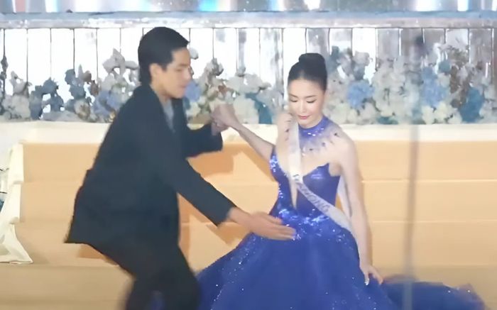 Thí sinh Hoa hậu suýt té, vội có hành động gây chú ý với nhân viên nam