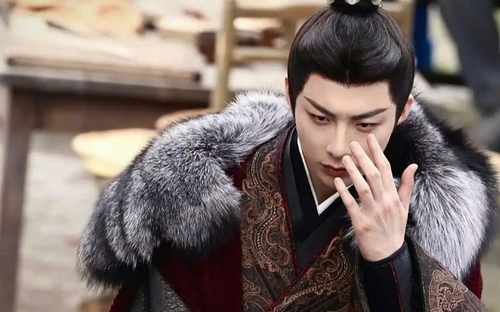 Hình ảnh mất thẩm mỹ của nam chính Khom Lưng