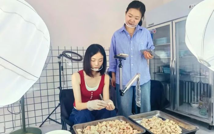 Livestream nhổ lông gà, chủ quán ăn kiếm 700 triệu/tháng