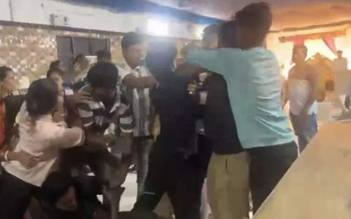 Chú rể bị người yêu cũ xông vào đám cưới đòi của hồi môn, đánh nhau với nhà gái
