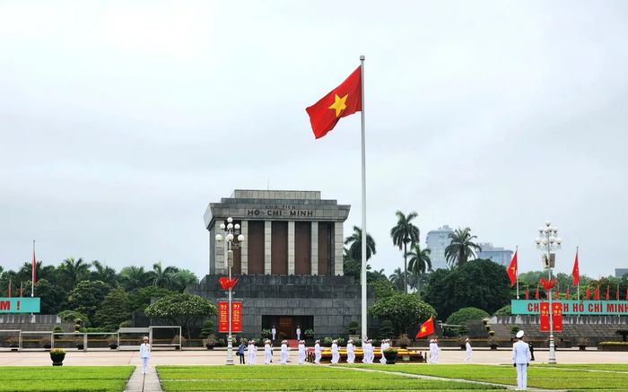 Người dân đổ về Quảng trường Ba Đình dự lễ chào cờ nhân kỷ niệm ngày sinh Chủ tịch Hồ Chí Minh