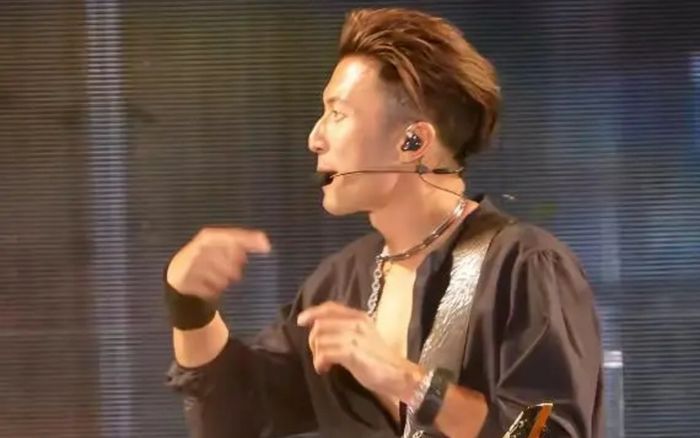 Tạ Đình Phong gặp sự cố trước hàng ngàn khán giả, cách xử lý khiến ai cũng bất ngờ