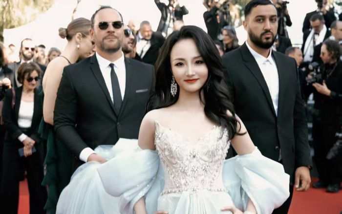 Mỹ nhân showbiz làm lố thuê 4 vệ sĩ lên thảm đỏ Cannes 2025, cái kết ê chề