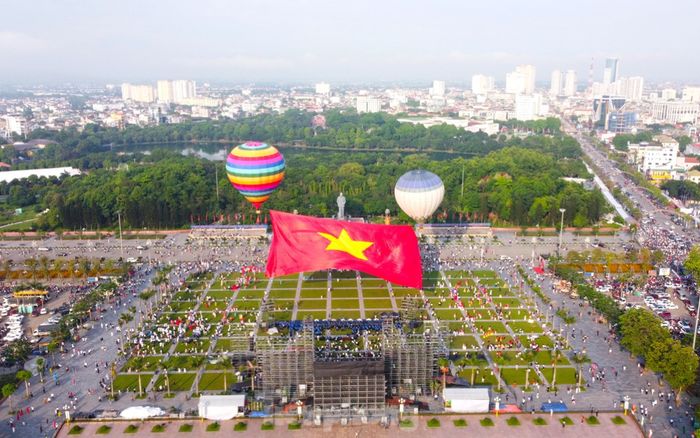 Cờ Tổ quốc 2.025m² tung bay rực rỡ trên quảng trường Hồ Chí Minh