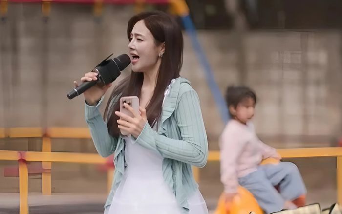 Con gái ca sĩ nổi tiếng tổ chức liveshow, nhưng không một khán giả nào đến xem