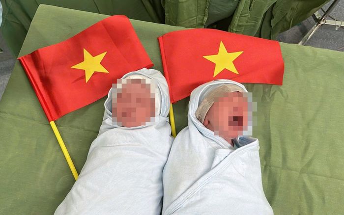 Cặp sinh đôi Nghệ An chào đời đúng dịp 30/4, bố mẹ đặt 2 cái tên cực đặc biệt