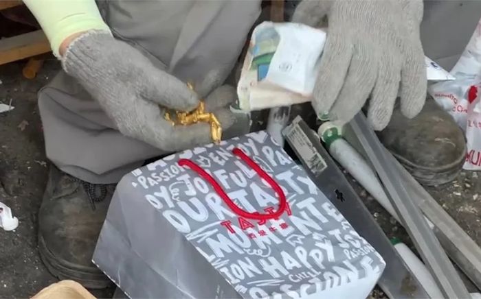 Nhặt được một thứ trong túi rác, nhân viên vệ sinh không tin vào mắt mình