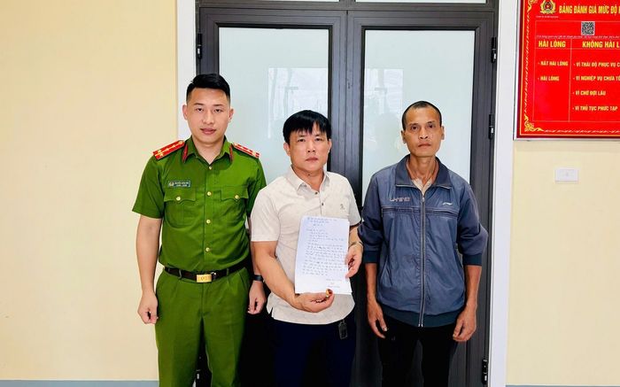 Nhặt được túi rác thấy chiếc nhẫn vàng, người đàn ông báo Công an liền tỏ sự thật