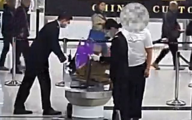 Phát hiện vụ buôn lậu kim cương tinh vi: Giấu hơn 2.000 viên trong băng vệ sinh