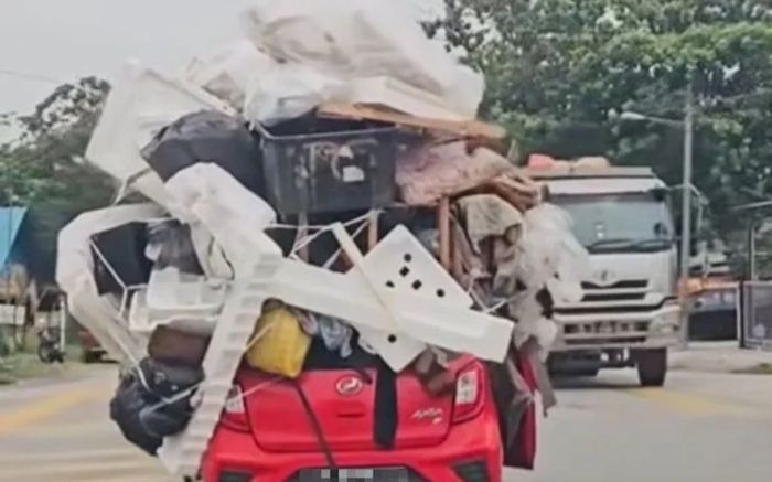 Tài xế liều lĩnh chất đống đồ cao ngất lên xe nhỏ, cảnh tượng khiến dân mạng thót tim