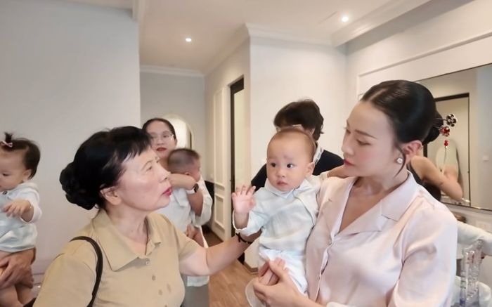 Phương Oanh phản ứng gây chú ý khi bị mẹ chồng nhắc nhở ở chốn đông người