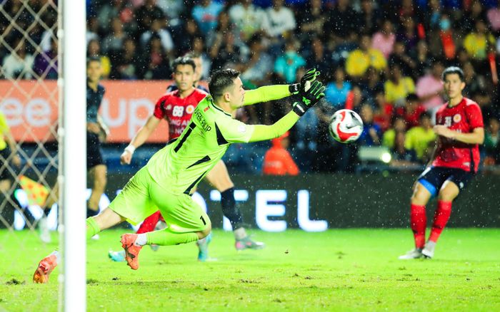 Nguyễn Filip hóa siêu nhân trên đất Thái