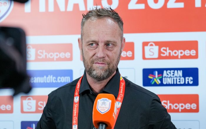 Không công bằng với HLV Polking