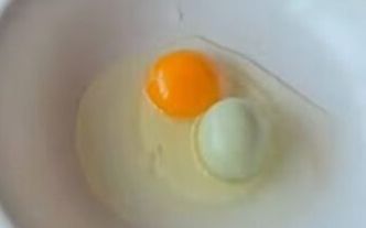 Lấy trứng gà nấu ăn, người đàn ông không tin vào mắt sau khi đập quả trứng