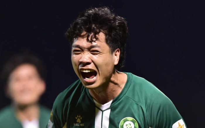 Công Phượng thay Văn Toàn