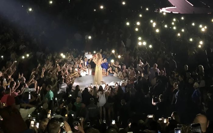 Hát 19 show, nữ ca sĩ kiếm được gần 3 nghìn tỷ đồng