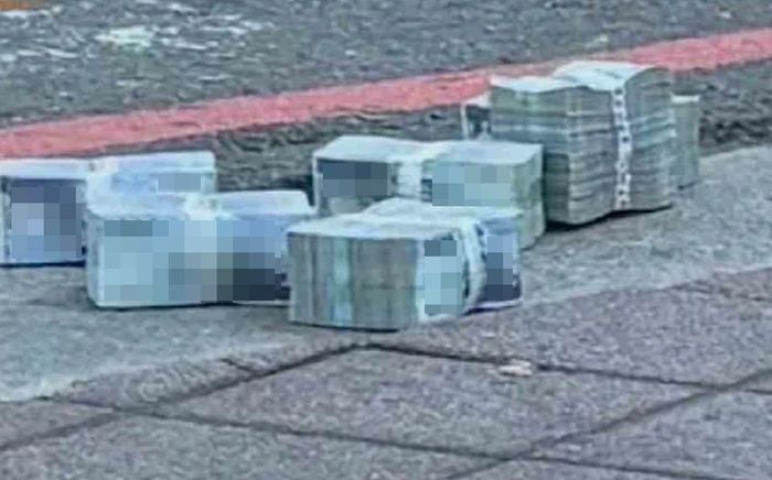Người đàn ông gây sốc khi rải 21 tỷ tiền mặt phơi nắng giữa đường