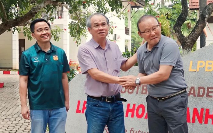 Nghĩa tình HLV Park Hang Seo dành cho bầu Đức