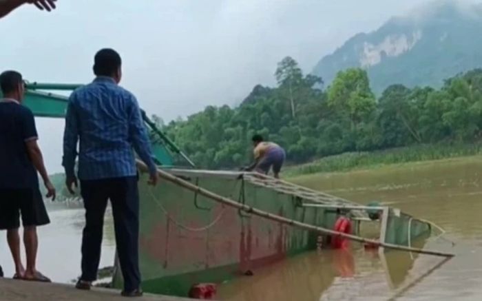 Lật đò chở 10 học sinh trên sông Mã