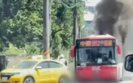 Xe buýt bốc cháy khi đang dừng đèn đỏ, người đi đường hoảng hốt