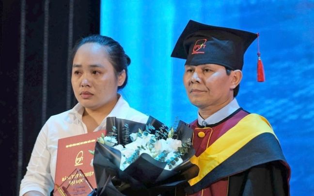 Chị gái mắt đỏ hoe lên nhận bằng tốt nghiệp thay cho em gái mới qua đời