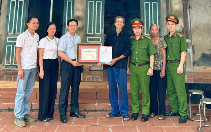 Tri ân người hùng cứu 4 học sinh đuối nước trên sông Hồng