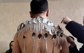 Người đàn ông với khả năng hút đồ vật, 96 chiếc thìa dính chặt trên cơ thể không rơi