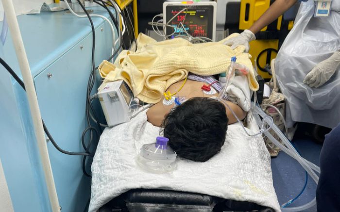 Chơi trò ném bóng bay cùng bạn trong tiệc sinh nhật, bé trai nguy kịch ngay sau đó