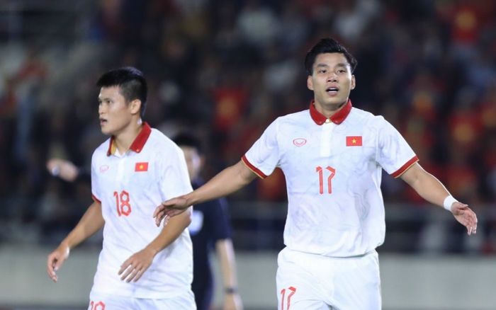 Tuyển Việt Nam 'chơi dao' với Man United