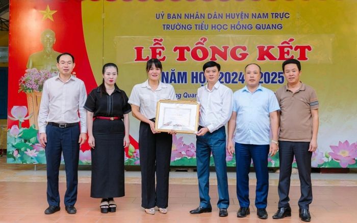 Nữ giáo viên dũng cảm lao xuống sông cứu người, được khen thưởng đột xuất