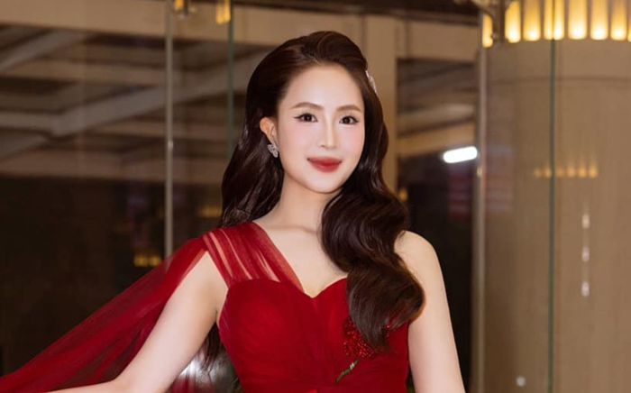 Vẻ gợi cảm của Hồng Diễm ở tuổi 43